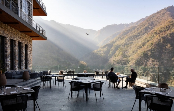 Cet hôtel situé au pied de l’Himalaya est une création des architectes montréalais de la firme YH2