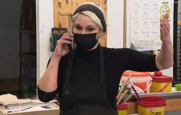 La pâtissière Stéphanie Hariot défie les règles sanitaires et ouvre sa salle à manger