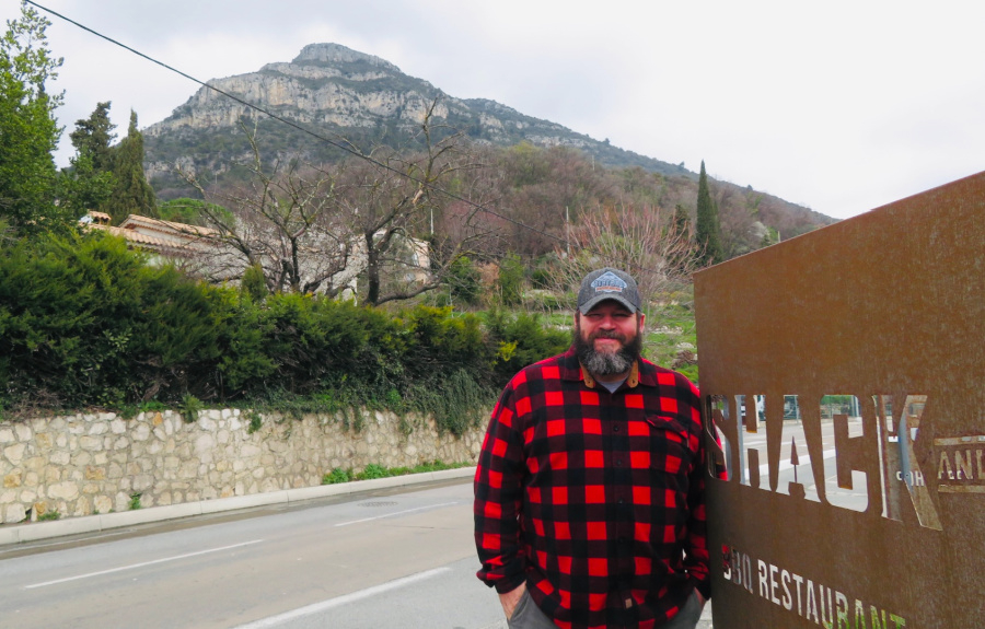 Le franco-canadien Thierry Cornuet, alias Big T, devant son établissement Shack & Co à St-Jeannet sur les hauteurs du pays niçois.