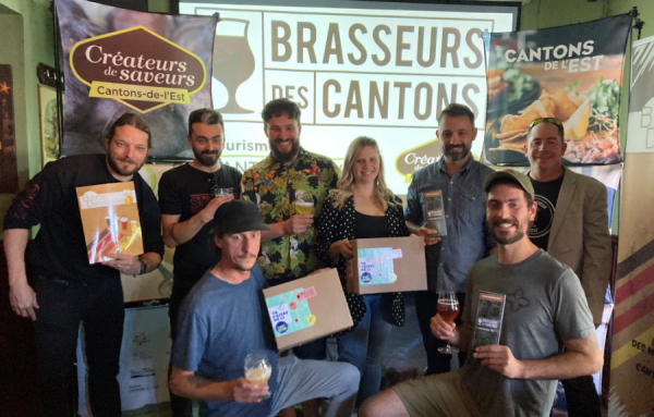 Sur la photo de gauche à droite: En avant: Nicholas Ratthé, Vent du nord, Étienne Pélissier, Hop Station En arrière: Nick Micho, Bière Dessinée, Émile Cardinal, Vent du Nord, Jonathan Rondeau-Leclaire, king Hall, Lysandre Michaud-Verrault, Tourisme Cantons-de-l’Est, Étienne Fremond, Créateurs de Saveurs Cantons-de-l’Est, Martin Boissé, Le Brasseur Fou