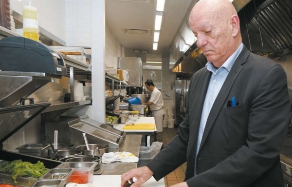 Le port de souliers de protection non obligatoire pour les employ&eacute;s de Peter Sergakis