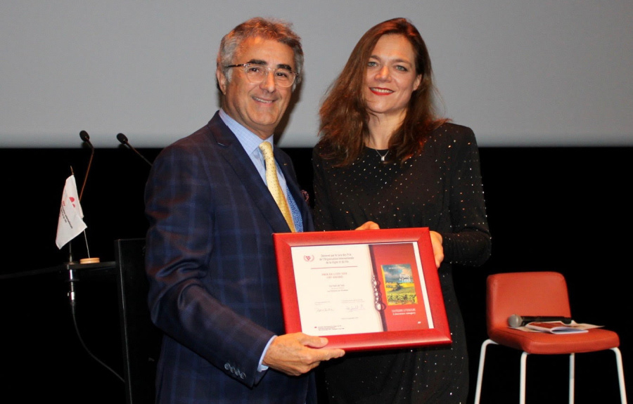 Jacques Orhon reçoit son prix des mains d’Azélina Jaboulet-Vercherre, présidente du jury