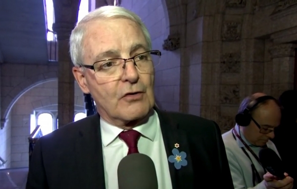Incidents impliquant des lasers près de Montréal-Trudeau: Marc Garneau est furieux