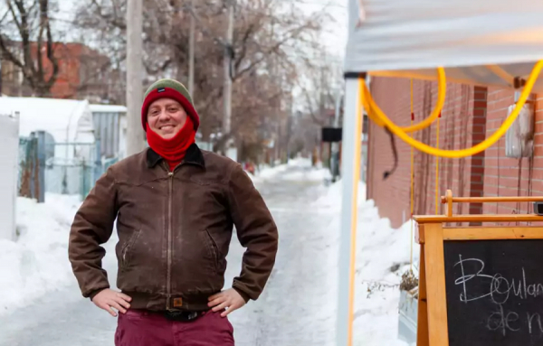 Luc-Antoine Cauchon vend des paniers de pain dans une ruelle de Villeray