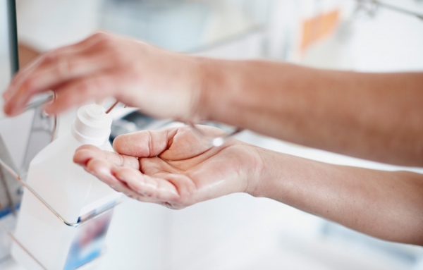 Trois distillateurs québécois transforment leur usine au service du coronavirus