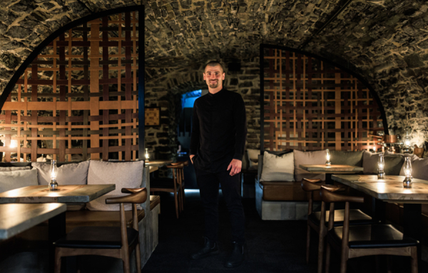 Le chef François-Emmanuel Nicol est à la tête de Tanière3, le seul restaurant de la province à avoir obtenu deux étoiles, pour sa mise en valeur du terroir boréal québécois.