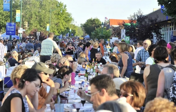 Une tablée de 1,4 km et 10 000 convives dans le cadre de la Traversée internationale du lac Saint-Jean