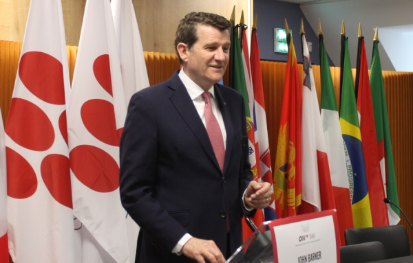 S&#039;exprimant depuis le siège de l&#039;OIV à Dijon, le directeur général John Barker a présenté l&#039;état du secteur mondial de la vigne et du vin en 2023.