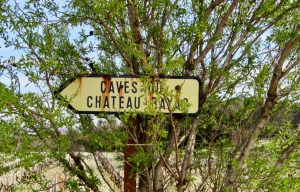 Une minuscule affiche indique l’entrée du Domaine Rayas
