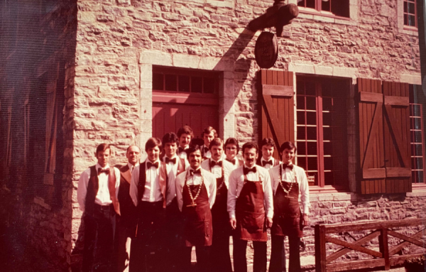 &Agrave; mes d&eacute;buts (devant au centre) dans l'&eacute;quipe de jeunes conseillers de la Maison des vins de Qu&eacute;bec, en 1976.