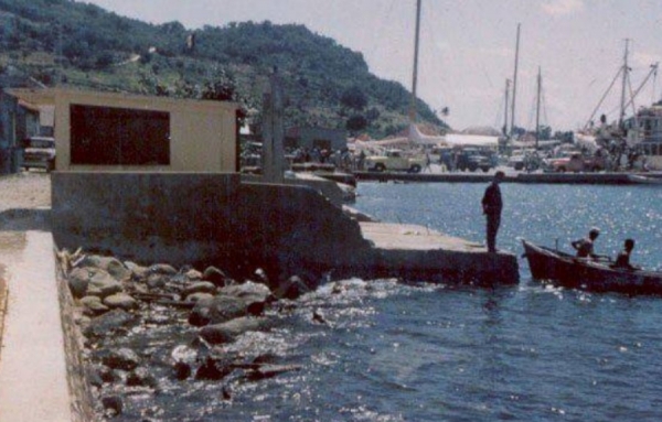 Le premier abattoir à Gustavia, à l’entrée du port, dans les années soixante. 