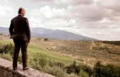 Le Marquis Lamberto Frescobaldi contemple le merveilleux paysage du Castello di Nipozzano
