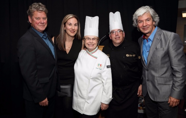 De gauche &agrave; droite: Daniel Allard, pr&eacute;sident Fromages CDA, Diane Trudel, animatrice FM 103.3, Soeur Ang&egrave;le, Pierre Brassard, chef de la soir&eacute;e, Jean-Fran&ccedil;ois Demers (&eacute;dition 2016)