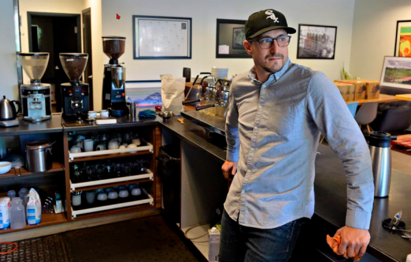 Des étudiants squattent des tables pendant de longues heures dans les cafés