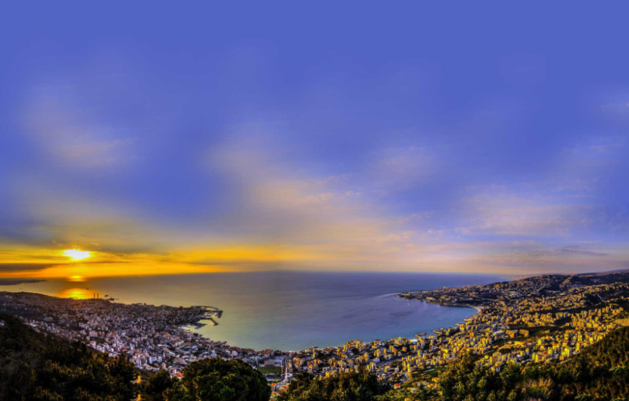 ​Vue panoramique de Harissa (Notre-Dame-du-Liban) du Golfe de Saint-Georges au Liban