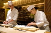 Les Japonaises ont aussi leur place derrière le comptoir de sushis