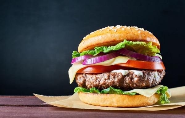 En France, le burger d&eacute;tr&ocirc;ne le traditionnel jambon-beurre