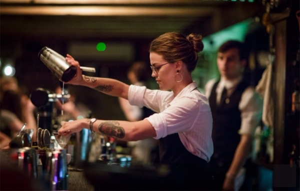 Enfin les mots barman et barmaid ont chang&eacute; pour bartender