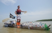 Ces deux frères combattent la pollution dans des kayaks en bouteilles de plastique