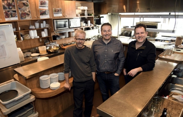 Michel Daigle, chef cuisinier, Jean-Fran&ccedil;ois Abraham, copropri&eacute;taire, et Charles Boudreault, directeur g&eacute;n&eacute;ral