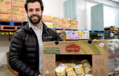 Les Aliments Fabbrica remettent 1200 pots de leur mayonnaise classique à Moisson Saguenay–Lac-Saint-Jean