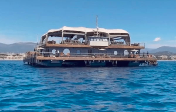 Une plage privée avec restaurant sur un énorme catamaran fait des vagues sur la Côte d&#039;Azur
