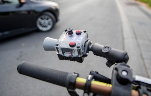 Les patrouilleurs à vélo du SPVM calculeront la distance entre les voitures et eux grâce à un dispositif à ultrasons