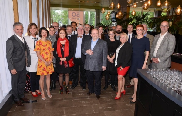 Les nouveaux membres du Club des b&acirc;tisseurs pr&eacute;sents lors du cocktail de d&eacute;voilement des dalles, accompagn&eacute;s de l&rsquo;honorable Liza Frulla, C.P., C.M., O.Q., directrice g&eacute;n&eacute;rale de l&rsquo;ITHQ, et de Paloma Fernandez, directrice g&eacute;n&eacute;rale de la Fondation de l&rsquo;ITHQ