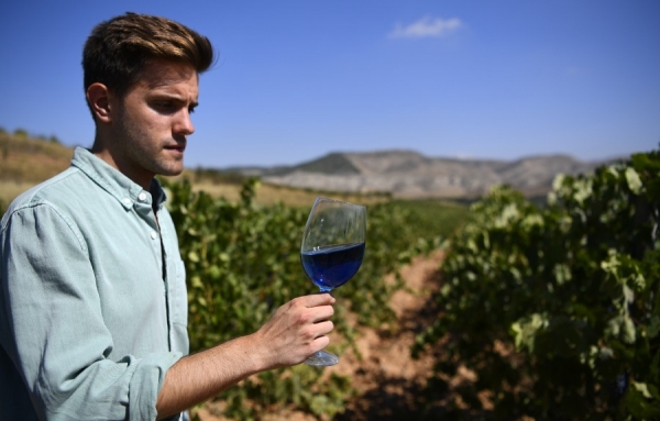 Révolutionner les traditions par le vin bleu
