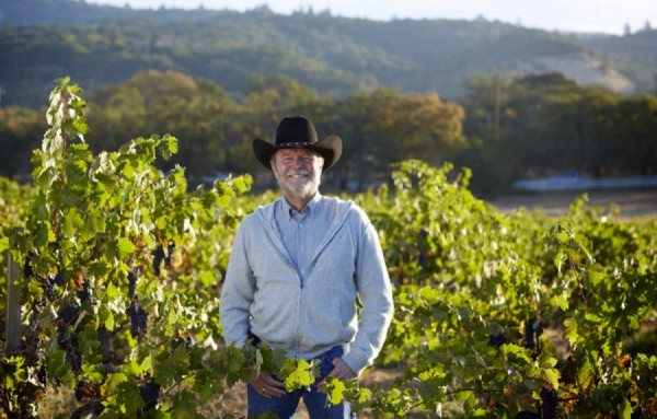 Joel Peterson, vinificateur principal et cofondateur de Ravenswood, était là