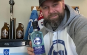 Guillaume Latendresse et Maxim Lapierre lancent le gin La Poche bleue
