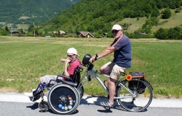 Les personnes &agrave; mobilit&eacute; r&eacute;duite peuvent maintenant faire de belles balades &agrave; v&eacute;lo gr&acirc;ce &agrave; ce syst&egrave;me ing&eacute;nieux