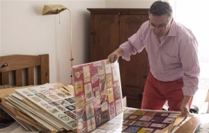 Un homme de Toronto vise à inscrire sa collection d’étiquettes de vin au Livre Guinness des records