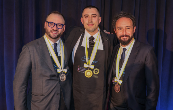 Au centre – Joris Gutierrez Garcia, Canada, gagnant du concours ASI du Meilleur Sommelier des Amériques 2025/à gauche – Mark Guillaudeu, États-Unis, premier finaliste du concours ASI du Meilleur Sommelier des Amériques 2025/ à droite – Nicolas Reines, Colombie, deuxième finaliste du concours ASI du Meilleur Sommelier des Amériques 2025