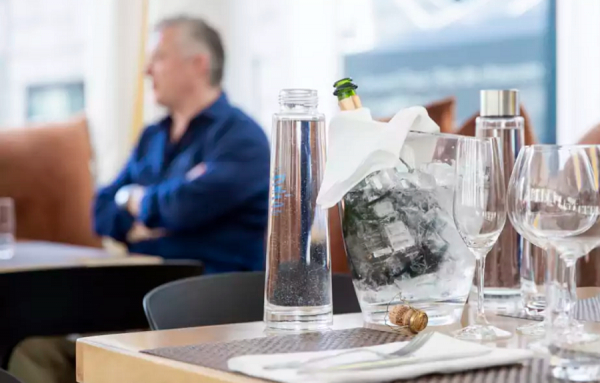 Des restaurateurs mettent de la pression pour permettre le partage des pourboires