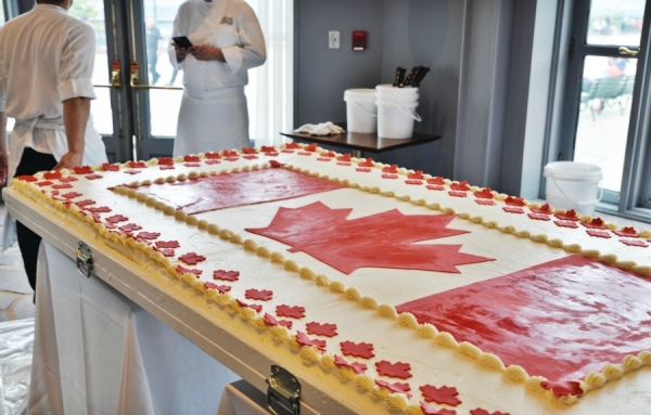 Fairmont Le Ch&acirc;teau Frontenac offre un g&acirc;teau g&eacute;ant pour la f&ecirc;te du Canada