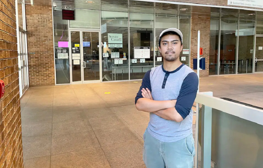 Bryan Buraga au complexe Guy-Favreau, à Montréal, où il a l’habitude d’être payé pour attendre en file devant le bureau des passeports de Service Canada.