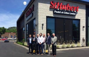 Ci-haut, photo des 3 générations de la famille Martin, propriétaire de St-Hubert Québec