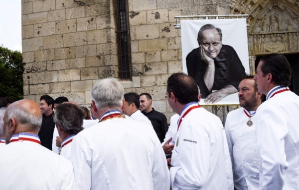 Des centaines de grands chefs rendent un dernier hommage à Joël Robuchon