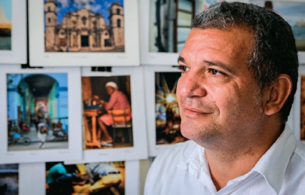 Manuel Larra&ntilde;aga est un photographe havanais chevronn&eacute;. Il braque son objectif sur tout ce qui touche &agrave; la vie cubaine, des voitures anciennes aux coulisses du l&eacute;gendaire cabaret de travestis, le Cabaret Las Vegas (Raison 135). Il tient maintenant boutique dans une minuscule mais fameuse galerie d&rsquo;angle qui porte son nom, Manuel Larra&ntilde;aga Sardi&ntilde;as, situ&eacute;e juste en face de la Plaza del Cristo...