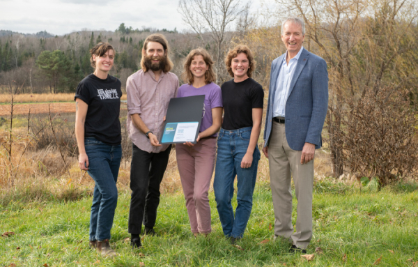 De gauche à droite : Hannah Hunter, Caleb Langille, Heather Syposz, Natalie Childs, André Lamontagne (Groupe CNW/Cabinet du ministre de l&#039;Agriculture, des Pêcheries et de l&#039;Alimentation)