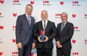 M. André Lamontagne, ministre du MAPAQ, M. Louis McNeil, copropriétaire des Restaurants Cosmos et lauréat du prix Chapeau restaurateurs ainsi que M. Claude Gauthier, président de la Fondation ARQ.