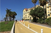Sur la photo : La ville de Nice a condamné certaines voies de circulation au profit de pistes cyclables et trottoirs élargis.