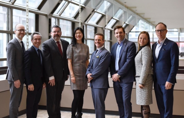 De gauche &agrave; droite : M. Jean-Fran&ccedil;ois Pouliot, H&ocirc;tel Omni Mont-Royal, pr&eacute;sident du conseil, M. Bertil Fabre, Le Centre Sheraton Montr&eacute;al, vice-pr&eacute;sident, M. Eric Hamel, H&ocirc;tel Le Crystal, secr&eacute;taire-tr&eacute;sorier, Mme Christina Poon, W Montr&eacute;al, administratrice, M. Stewart Rubin, Embassy Suites Montr&eacute;al, administrateur, M. Ian Marceau, H&ocirc;tel Renaissance Montr&eacute;al, administrateur, Mme Eve Par&eacute;, pr&eacute;sidente-directrice g&eacute;n&eacute;rale, AHGM, M. Bernard Ch&ecirc;nevert, DoubleTree par Hilton Montr&eacute;al, pr&eacute;sident sortant.  Absentes de la photo : Mme Mirella Alfiero, Marriott Courtyard Montr&eacute;al A&eacute;roport et Marriott Residence Inn &ndash; A&eacute;roport, administratrice et Mme Marie Pier Germain, H&ocirc;tel ALT - Montr&eacute;al Griffintown, administratrice.