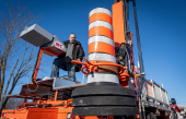 Unité Mobile MC a inventé une machine pouvant ramasser et déposer des cônes orange
