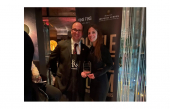 Sur la photo, de gauche à droite: Le sommelier Julien Lafille reçoit le trophée des mains de Annie-Claude Gaudreau, présidente du jury de l’édition 2021-2022 du concours Battle of the Somm. Crédit photo: Vins Fins l’agence