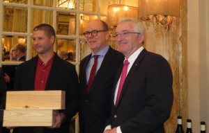 Le sommelier du Grill de l&#039;Hôtel de Paris Monte-Carlo reçoit son prix des mains du prince Albert de Monaco et de M. Thierry Gazagne, associé au restaurant Le Montrachet