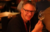 Tony Aspler présente Alain Laliberté et ses milliers d&#039;étiquettes de vins
