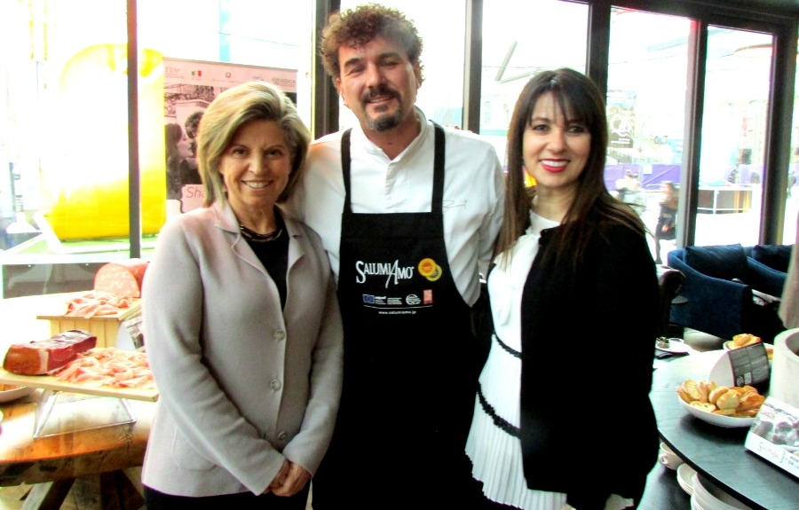 Monica Malavasi, directrice de l’Institut de Valorisation de la charcuterie italienne et Sandra Di Carlo, de la Délégation commerciale d’Italie, avec le chef Christian Broglia. 