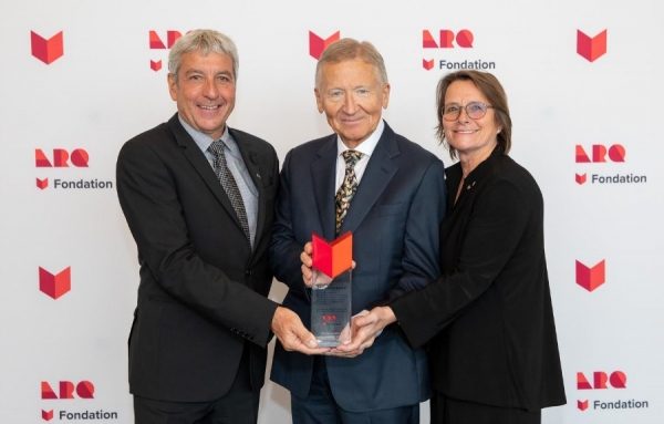 La Fondation ARQ honore Jean-Pierre Léger en lui remettant le prix Chapeau restaurateurs, catégorie Hommage